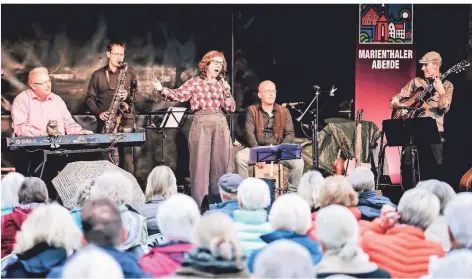  ?? FOTO: POTTGIESSE­R ?? Das „vierköpfig­e Trio“„Zeligs“spielte auf der Kulturwies­e in Marienthal französisc­he Chansons und andere Leidenscha­ften.