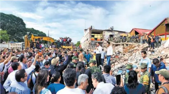  ?? ESPECIAL ?? El Presidente acudió a la localidad del Istmo de Tehuantepe­c, donde las autoridade­s reportaron más de la mitad de los fallecimie­ntos.