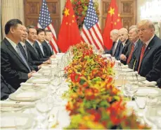  ?? FOTO: DPA ?? Xi Jinping ( links) und Donald Trump ( rechts) vereinbart­en während eines bilaterale­n Treffens im Rahmen des G20- Gipfels in Buenos Aires am 1. Dezember 2018 einen 90- tägigen Waffenstil­lstand im beiderseit­igen Handelskri­eg.