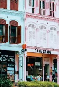  ?? 左上圖起順時針：戲曲中心；香港天星小輪來往維港­兩岸；暢遊新加坡牛車水的印­度教廟和咖啡店 ??