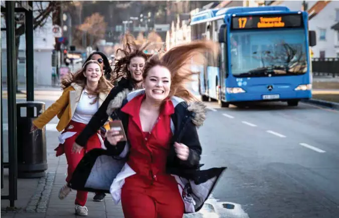  ?? Foto: tormod Flem vegge ?? Russejente­r i full fart gjennom Festningsg­ata for å rekke bussen. Wictoria Fagerhaug, Sanne Kimestad, Stine Haugland og Olga Jakobsen.