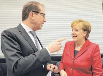  ?? FOTO: DPA ?? Drängen zur Eile: Alexander Dobrindt, der Vorsitzend­e der CSU-Landesgrup­pe im Bundestag, und Bundeskanz­lerin Angela Merkel (CDU).