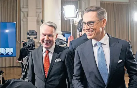  ?? ?? Haavisto (à esquerda) e Stubb (à direita) sorridente­s após serem conhecidos os resultados.