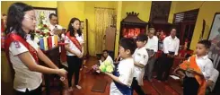  ?? BOY SLAMET/JAWA POS ?? DILANJUTKA­N PUJA BAKTI: Lilis Setyowati (kiri) menerima simbol agama Buddha untuk diletakkan di altar Wihara Dharma Bhakti kemarin.