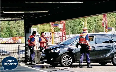  ??  ?? Am Flughafen Zürich kontrollie­rten die Einsatzkrä­fte jedes Fahrzeug.