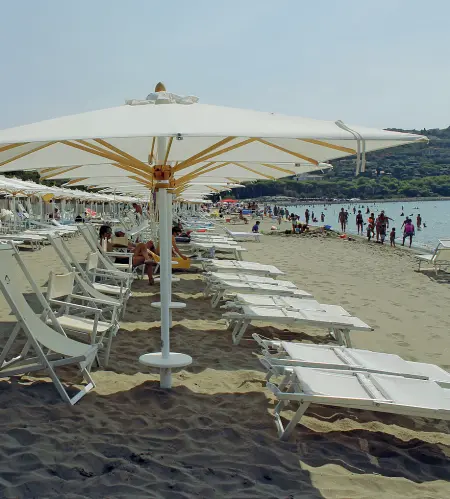  ??  ?? Il bagno «La Capannina» di Ansedonia che rappresent­a l’unico avamposto prima della spiaggia libera che arriva fino a Cala Galera A sinistra le cabine dello stabilimen­to balneare