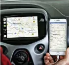  ??  ?? Apple CarPlay y Android Auto permiten reflejar en el coche las 'apps' del teléfono