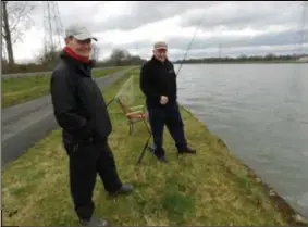  ??  ?? Mark en Victor proberen iets te vangen in het Albert
kanaal in GeelStelen.
FOTO RAM