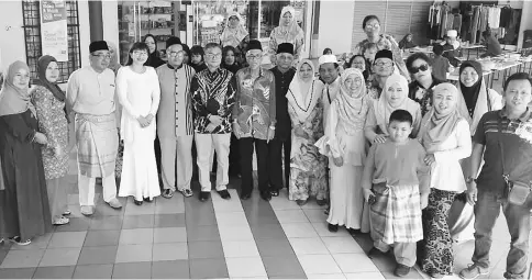  ??  ?? Dr Annuar (sixth left), (from third left) councillor Jimmy De Rozario, Wong, Abdul Taib, councillor Rabek Ali Hamid and others posing for a photo during the recent Taman Selera Harmoni’s Ramah Tamah Aidilfitri function.