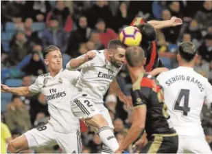  ?? EFE ?? Carvajal despeja un balón en el área madridista