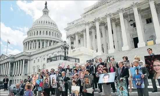  ?? MARK WILSON / AFP ?? Senadores demócratas, ayer en Washington, sostienen fotos de ciudadanos que podrían perder su cobertura sanitaria por el Trumpcare