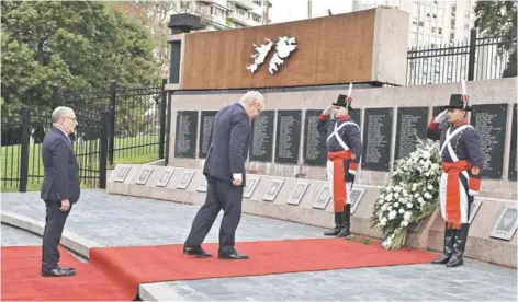  ??  ?? ► El canciller británico, Boris Johnson, junto a su par argentino, Jorge Faurie, en el El Monumento a los caídos en Malvinas, en Buenos Aires, ayer.