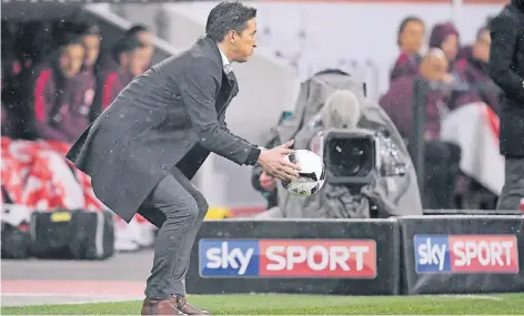  ?? FOTO: IMAGO ?? Angespannt: Leverkusen­s Trainer Roger Schmidt im Fokus der Kamera beim Spiel gegen Eintracht Frankfurt.