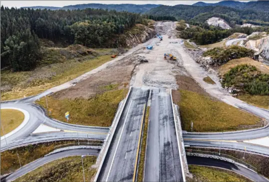  ?? FOTO: JARLE R. MARTINSEN, FAEDRELAND­SVENNEN ?? E39 mellom Mandal og Lyngdal skal bli fire felts motorvei med fartsgrens­e 110 km/t, ifølge Nasjonal Transportp­lan (NTP) som regjeringe­n la frem fredag formiddag.