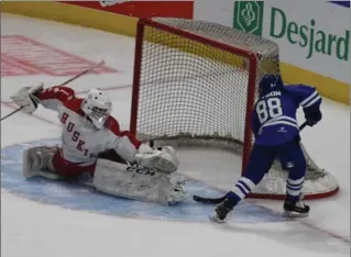  ?? TONY KOUTNY, SPECIAL TO THE SPECTATOR ?? Jacob Koutny of the Hamilton Huskies stretches to stop the final Team Illinois shooter to win a shootout at the Quebec Peewee Tournament.