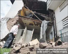  ?? Foto:
Gustavo Guamán / EXTRA ?? Un muro cayó sobre las pertenenci­as de dos familias y un local de cerrajería.