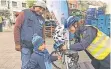  ?? FOTO: KDS ?? Polizei-Hauptkommi­ssarin Petra Moll zeigt Singh den Fahrradhel­m.