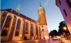  ?? Foto: Michael Bader, dpa ?? Wittenberg, auf unserem Bild die Schlosskir­che, ist das Ziel der Gruppe, die von Augsburg aus aufbricht.