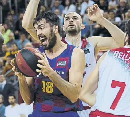  ?? FOTO: MANEL MONTILLA ?? Pierre Oriola controla un balón ante el ‘Fuenla’