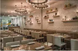  ??  ?? Shaya Desde que abrió sus puertas, en 2015, es el restaurant­e de moda. Su chef es Alon Shaya.