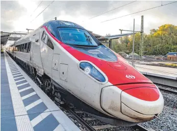  ?? FOTOS: CHRISTIAN FLEMMING ?? Ab Mitte Dezember wird der neue Schweizer Eurocity-Express (hier bei einer Testfahrt im neuen Reutiner Bahnhalt) künftig Lindau und München in knapp zwei Stunden verbinden. Doch die Anreise per Zug zum neuen Bahnhalt Reutin ist insbesonde­re aus den Seegemeind­en schwierig.