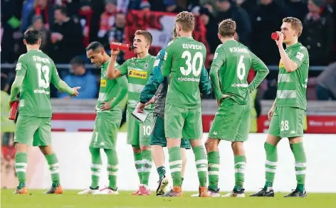  ?? FOTO: IMAGO ?? Nachdenkli­che Herren: Borussia Mönchengla­dbachs Team nach dem 0:1 in Stuttgart.