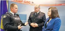  ?? JIM WELLS ?? RCMP Cst Lindon Green, Alberta RCMP Acting Commanding Officer John Ferguson and Justice Minister Kathleen Ganley, in Calgary recently.