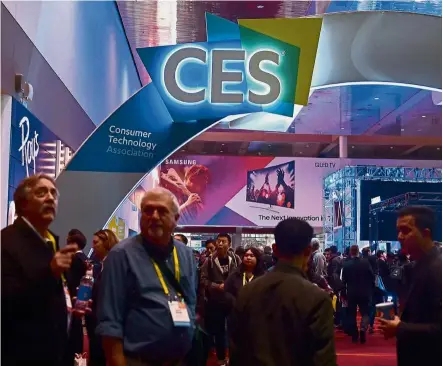  ?? — AFP ?? Attendees walking the halls of a past CES. This year’s show is expected to focus on AI that can ‘personalis­e’ a user’s experience with a device or even predict what someone is seeking.