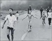  ?? NICK UT / AP ?? Vietnam, 1972. Kim Phuc, de 9 anys, fuig espaordida després d’un atac amb napalm