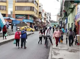  ??  ?? REACTIVACI­ÓN. Los locales comerciale­s de Tulcán deben llenar un formulario en la página del Municipio, para poder volver a funcionar desde el lunes.