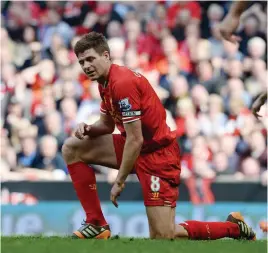  ??  ?? Steven Gerrard och Liverpool tappade ligaguldet 2013–2014.