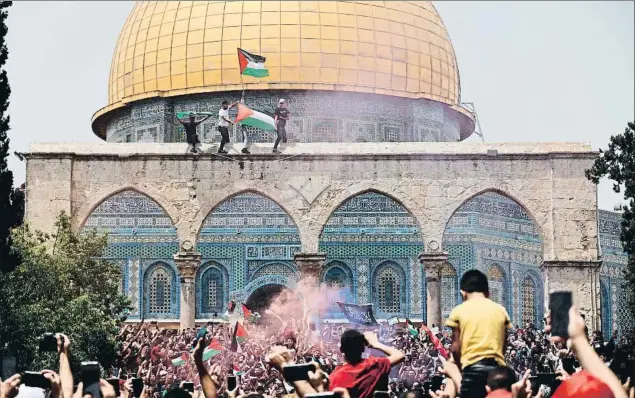  ?? AHMAD GHARABLI / AFP ?? Milers de palestins celebrant ahir davant la cúpula de la Roca de Jerusalem un alto el foc que senten com una victòria, poc abans de les càrregues policials