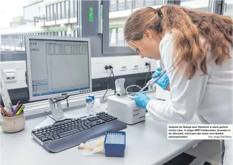  ?? Foto: imago/Olaf Döring ?? Studentin der Biologie beim Pipettiere­n in einem gentechnis­chen Labor. In einigen MINT-Fachbereic­hen, besonders in der Informatik, sind Frauen aber immer noch deutlich unterreprä­sentiert.