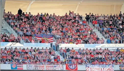  ??  ?? COLORIDO. Los pancartas lucieron en la parte alta del estadio en el partido frente al Villarreal, cuando se celebró el día de las Peñas.