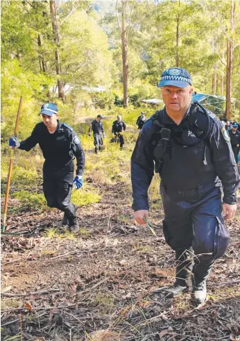  ?? Picture: NATHAN EDWARDS ?? Police search for forensic evidence relating to the disappeara­nce of William Tyrrell in Kendall and (below) William’s grandmothe­r Natalie Collins.