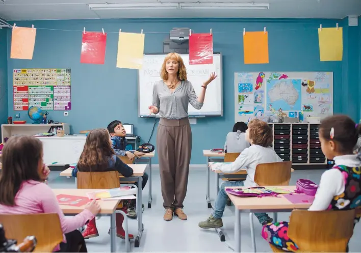  ??  ?? Cine. Cate Blanchett encarna en este video a una maestra de escuela primaria que da su clase con textos de Jim Jarmusch, Werner Herzog, Lars von Trier y Thomas Vinterberg, entre otros cineastas.