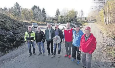  ?? BEGGE FOTO: JAN BJØRN TARANRØD ?? VED ÅPNINGEN: Fra venstre anleggsled­er Per Egil Neset, landbruksr­ådgiver Trond Indrebø, varaordfør­er Erik Naes, KrF, grunneier Jon Kleven, leder av DNT Telemark, Kai Eggesvik, Torbjørn Gurholt fra Skien Turlag og Odin Langslet, ansatt i DNT Telemark.