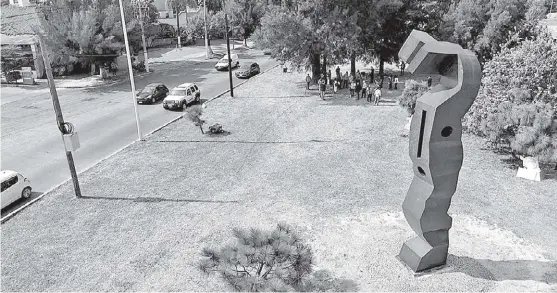  ?? CORTESÍA ?? La escultura El Grito inicialmen­te surgió como una torre, según dijo el autor Alberto Castro Leñero.