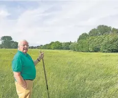  ?? RP-FOTO: THORSTEN BREITKOPF ?? Jens-Jürgen Böckel in den Kaiserswer­ther Rheinauen: „Diese Bäume gehören dort nicht hin.“Naturschüt­zer geben ihm Recht.