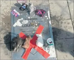  ??  ?? LA PLACA Y EL GESTO. La placa de Courtois estaba así antes del partido ante el Real Madrid. El portero hizo un gesto feo hacia la afición atlética.