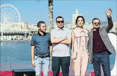  ?? El equipo.
JORGE ZAPATA / EFE ?? Emilio Palacios, Lino Escalera, Nathalie Poza y Juan Diego, ayer en Málaga. Todos mostraron agradecimi­ento por la acogida de la película