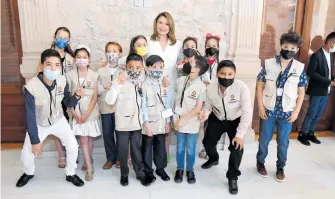  ?? ?? Los niños con la presidenta del Congreso, Georgina Bujanda