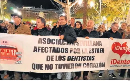  ?? D.S ?? Afectados por Idental, durante la última protesta en Sevilla, el pasado sábado.