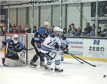  ?? ARCHIVFOTO: RERO ?? Auch in dieser Saison bekommen es die Islanders (helle Trikots) mit dem HC Landsberg zu tun.