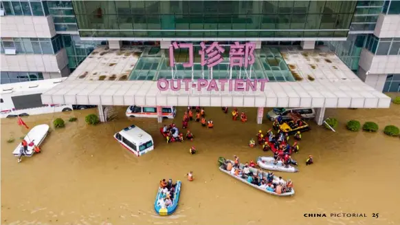  ?? Visual People ?? July 22, 2021: Heavy rains leave Fuwai Huazhong Cardiovasc­ular Disease Hospital besieged by floods in Zhengzhou, capital of Henan Province. Patients and medical staff had to be evacuated with rescue rafts.