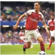  ?? FOTO: DPA ?? Kapitän Mesut Özil für den FC Arsenal am Ball.