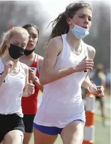  ?? PAUL CONNORS / BOSTON HERALD FILE ?? BIG YEAR AHEAD: Newton South’s Amelia Everett leads the field of runners as they negotiate a turn while competing in the girls’ 1-mile event during the MSTCA track meet on April 10.