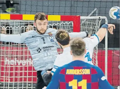  ?? FOTO: J. A. GARCÍA SIRVENT ?? El portero Gonzalo Pérez de Vargas colaboró ayer con 15 paradas en la victoria del Barça frente al Fraikin BM Granollers