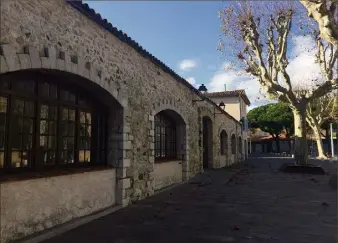  ??  ?? A l’origine ouvrage militaire, puis Maison des jeunes, l’espace des Arcades est devenu un lieu dédié à la culture, avec cours et ateliers. Il sera bientôt un site d’exposition. (Photo M.-C.A)