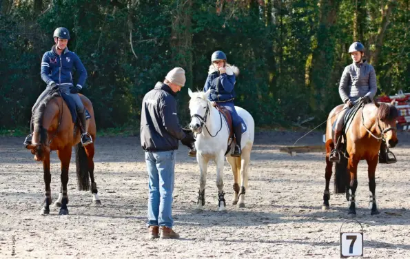  ??  ?? Stage avec le champion de concours complet William Fox-Pitt : avant de sauter on révise ses gammes sur le plat.